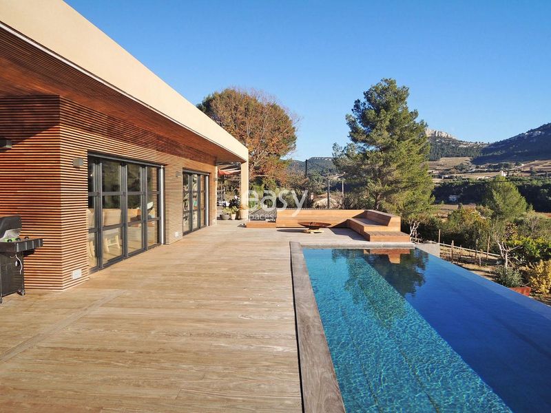 rent an unusual and unique filming location in the vibrant city of Marseille